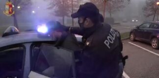 Rapina ai danni di un rider nel Napoletano: arrestati dalla polizia cinque giovani, tre sono minorenni