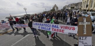 Mercatali campani in protesta per le strade di Napoli, dopo un sit-in sul lungomare