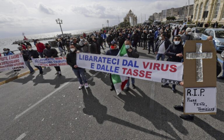 Mercatali campani in protesta per le strade di Napoli, dopo un sit-in sul lungomare