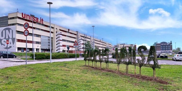 Esami mai conseguiti in cambio di regali, in manette due dipendenti dell’Università di Salerno: indagate 42 persone