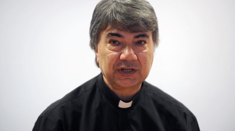 Il vescovo di Napoli: “Occorrono aiuti, altro che lo sblocco dei licenziamenti!”