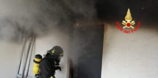 Incendio in un appartamento di Battipaglia, badante salva due anziani coniugi ma perde la vita