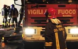 Piacenza, rapina da un milione al deposito Dhl con fucili d’assalto: auto incendiate in strada per fuggire