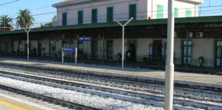 FOTO Stazione di Villa Literno, caos parcheggi: sosta selvaggia per intere giornate. E mancano i controlli anti-Covid