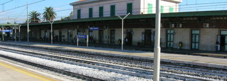 FOTO Stazione di Villa Literno, caos parcheggi: sosta selvaggia per intere giornate. E mancano i controlli anti-Covid