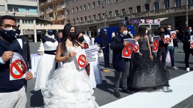 Caserta, protesta operatori comparto wedding. Il consigliere regionale Santangelo: “Proposta di legge di Iv per aiutare concretamente le aziende”