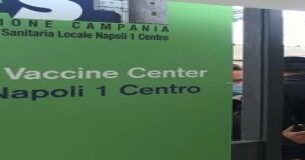 Vaccini: ancora lunghe code alla Mostra d’Oltremare, intervento delle forze dell’ordine