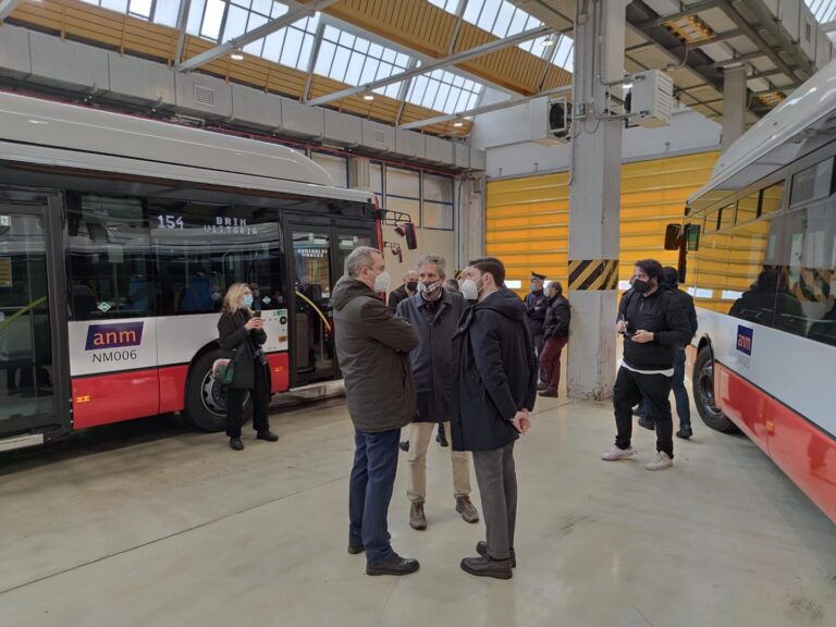 Napoli: in servizio altri 13 autobus a metano. Per i nuovi treni del metrò se ne parlerà a giugno