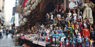 Napoli. Gli artigiani di via San Gregorio Armeno davanti alla sede della Regione: “Arte presepiale a rischio…”