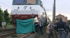 Tragedia nel Casertano, investito e ucciso da un treno: aveva bombolette da writer
