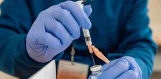 Vaccini ai bambini dai 5 agli 11 anni, De Luca: «Dal 16 dicembre anche nelle scuole»