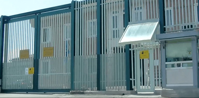 Nel carcere di Avellino scoperti 14 micro-telefonini: erano nascosti nel ‘ragù’