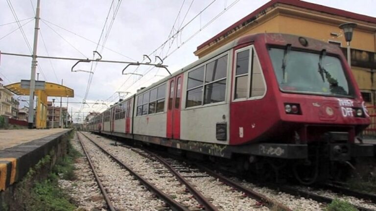 Circumvesuviana: albero cade in prossimità dei binari, circolazione ferma lungo la linea Nola-Cicciano