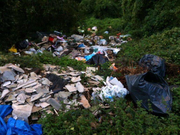 Piana di Sorrento, sequestrato dai carabinieri deposito abusivo di rifiuti a cielo aperto