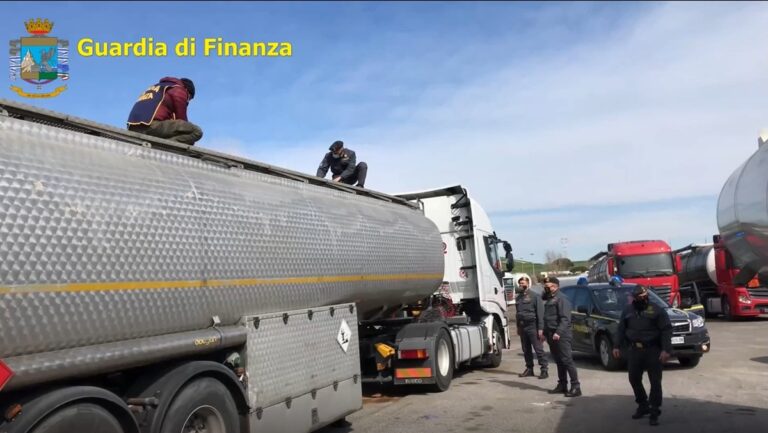 Truffa sui carburanti con ingerenze dei clan: 45 arresti tra Campania e Puglia. Altre 71 persone denunciate