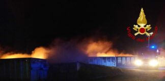Nocera Inferiore, incendio in uno stabilimento di pneumatici: sul posto numerose squadre dei vgili del fuoco