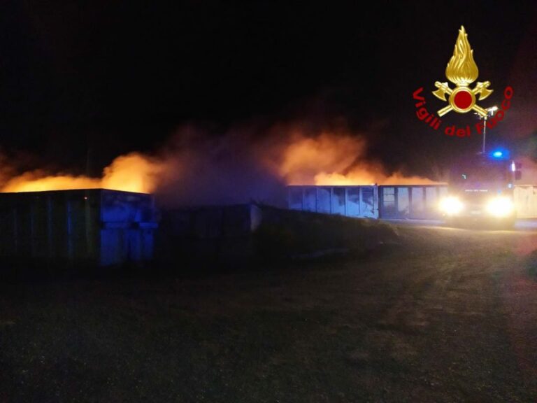 Nocera Inferiore, incendio in uno stabilimento di pneumatici: sul posto numerose squadre dei vgili del fuoco