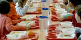 Sant’Arpino, non decolla il servizio mensa scolastica: protestano i genitori, l’assessore Di Monte dorme