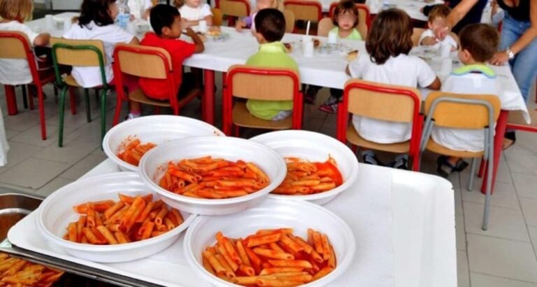 Sant’Arpino, code al municipio per ritirare i blocchetti mensa: prima bastava andare alle Poste per pagare e ottenere i ticket