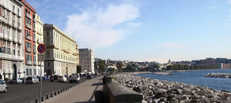 Pasqua, si azzera il numero dei turisti a Napoli: chiuso un hotel su due, il Covid fa danni per 240 milioni di euro
