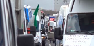 Nuova protesta dei mercatali lungo l’autostrada A1: centinaia di furgoni avanti a passo d’uomo