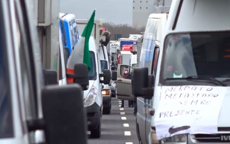 Nuova protesta dei mercatali lungo l’autostrada A1: centinaia di furgoni avanti a passo d’uomo