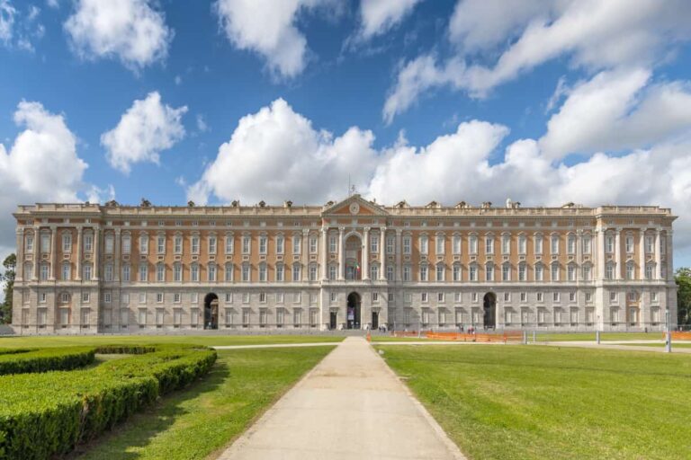 Da lunedì riaprono parco e giardino inglese della Reggia di Caserta. Dal primo maggio anche gli appartamenti