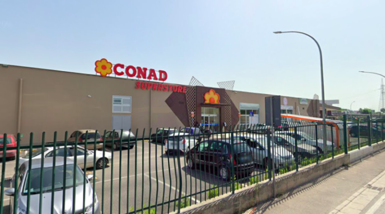 Sant’Arpino, il centro commerciale accanto al Lendi rischia la chiusura: iter di annullamento delle licenze. Al Conad assunta figlia ex capo vigili urbani