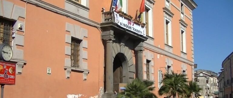Progetto per Sant’Arpino lancia la Boerio alla guida del Terzo polo, ma giochi aperti: in corsa Di Monte e Tizzano. E la Coppola dimentica il codice penale