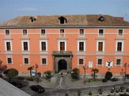 Sant’Arpino, vandalizzata panchina simbolo antiviolenza. Boerio: “Servono azioni concrete a sostegno delle donne”