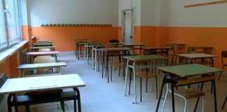 Non tutte le scuole campane riaprono in presenza, in molte resta la quota del 50 per cento