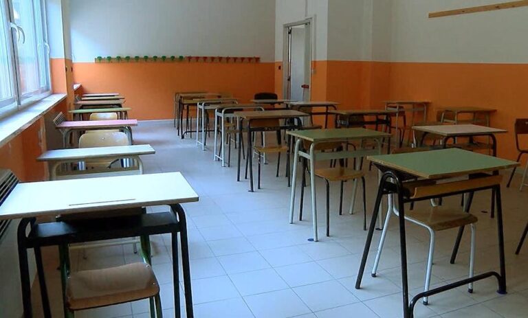 Non tutte le scuole campane riaprono in presenza, in molte resta la quota del 50 per cento