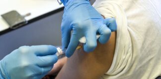 Vaccini, al via le prenotazioni anche per gli ultra 50enni. De Luca: guardia alta o ce ne pentiremo!