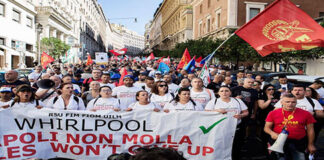 Lavoratori Whirpool con i sindacati in Piazza Plebiscito: “Vogliamo chiarezza, anche da chi potrebbe subentrare!”