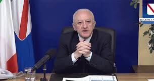 De Luca: “Con la disponibilità che ci spetta, tutti i napoletani vaccinati entro luglio”