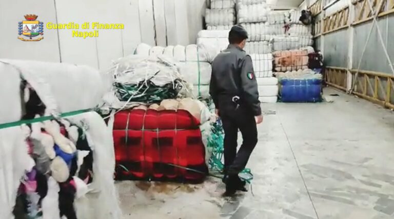 Ercolano: sequestrate 400 tonnellate circa di indumenti usati e di scarti di lavorazione