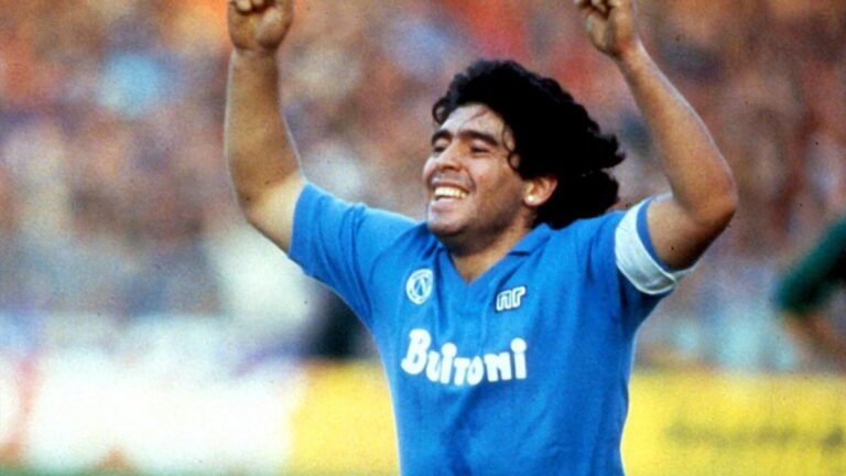 Quartieri Spagnoli, via Emanuele de Deo “diventa” via Maradona
