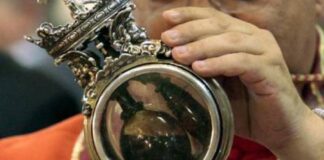 Si è sciolto il sangue di San Gennaro a Napoli, cattedrale affollata per il prodigio della liquefazione