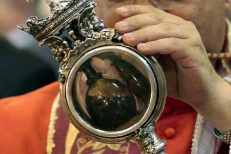 Si è sciolto il sangue di San Gennaro a Napoli, cattedrale affollata per il prodigio della liquefazione