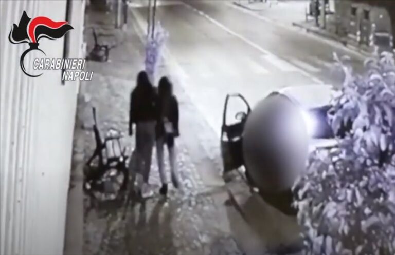 A Napoli rapinatore arrestato dopo intervento di un carabiniere, a Torre Annunziata malviventi sparano e feriscono un 17enne