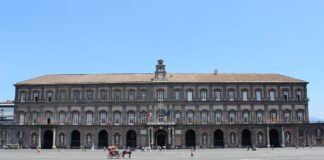 Napoli: fumo nella notte dal Palazzo Reale a causa di un corto circuito, una pattuglia di Carabinieri evita il peggio