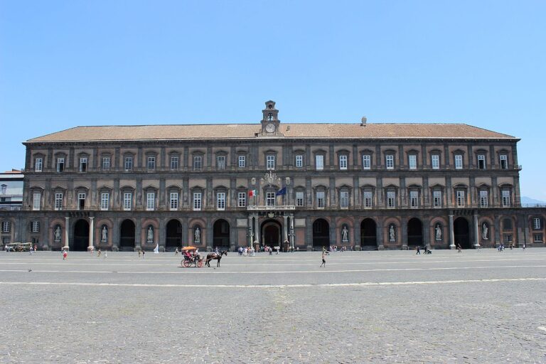 Napoli: fumo nella notte dal Palazzo Reale a causa di un corto circuito, una pattuglia di Carabinieri evita il peggio