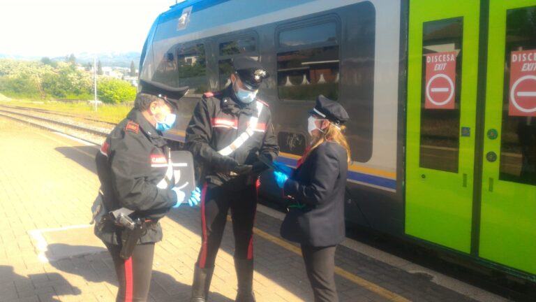 Sorpresi sul treno Casoria-Sorrento con coltelli e bastoni, denunciati due minorenni
