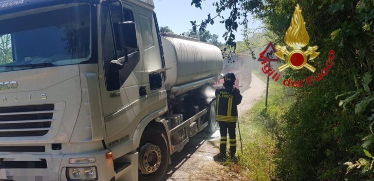 Nola – Villa Literno, maxi incidente con principio di incendio su di un camion: due persone perdono la vita