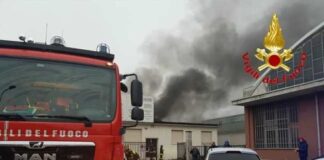 Ordigno esplosivo anche a Napoli, in via Esopo: otto vetture danneggiate