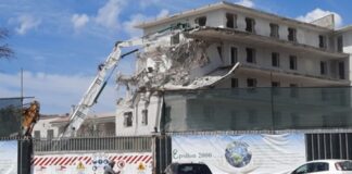 Al via i lavori di demolizione dell’American Palace di Castel Volturno