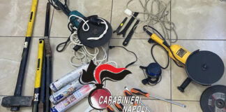 Carabinieri nel campo rom di Secondigliano: sequestrati piedi di porco, un lampeggiante e radio portatili