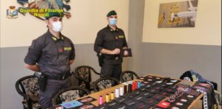 Napoli: individuata fabbrica del falso, sequestrati oltre settemila articoli: quattro persone denunciate