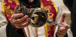 Napoli, il miracolo laico: si scioglie il sangue di San Gennaro