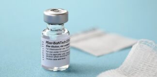 Flaconi dei vaccini utilizzati dall’Asl Na1 frantumati dopo l’uso